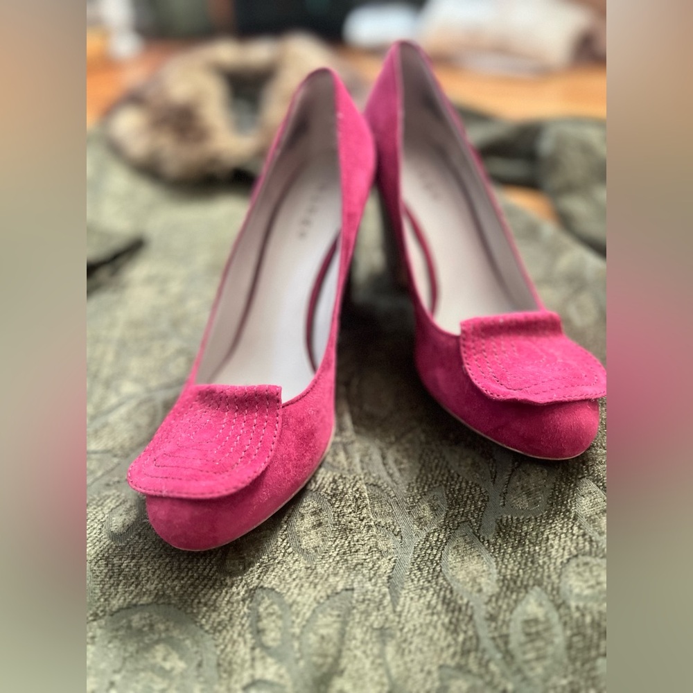 Hinge Brand Suede Leather Pumps - Picture 2 of 6